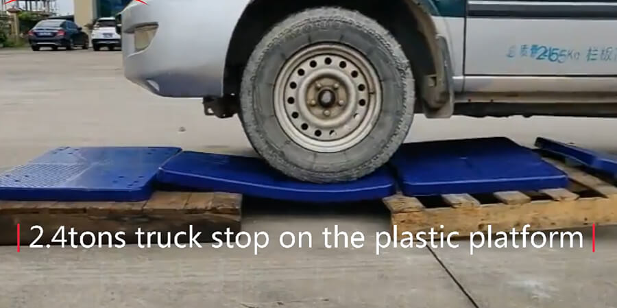 Mặt sàn nhựa được kiểm nghiệm độ bền dưới bánh xe tải 2.4 tấn